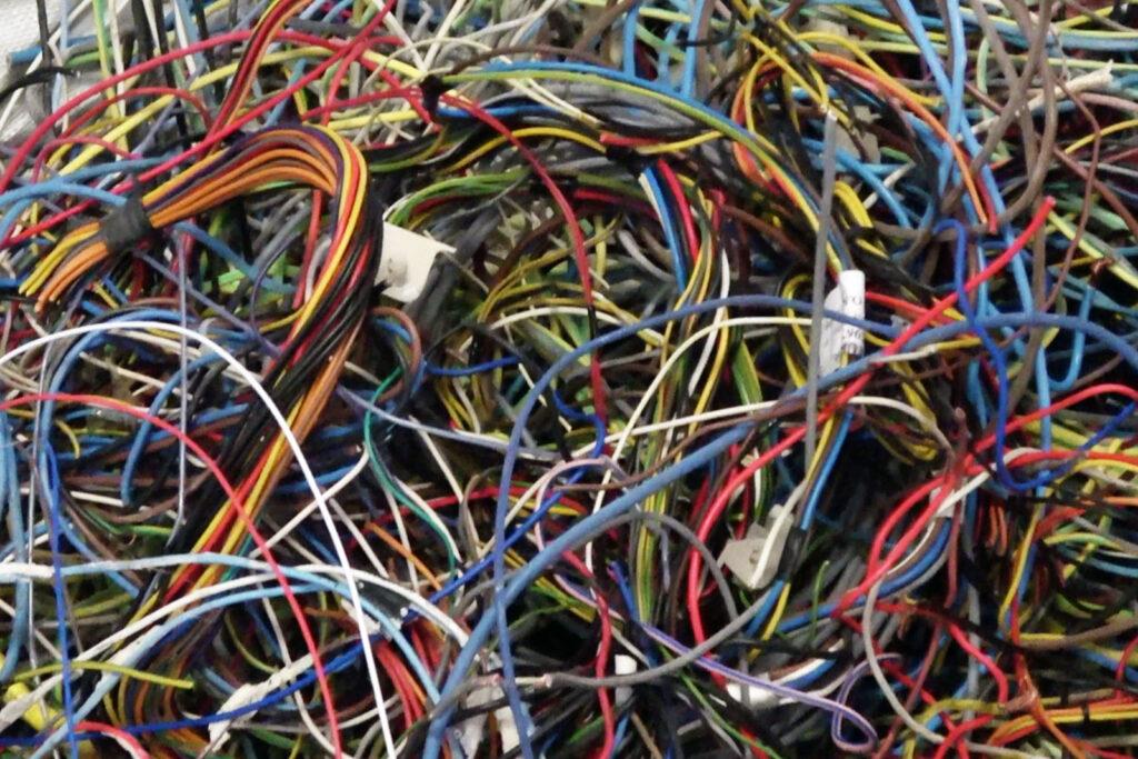 Conjunto de cables aislantes que se encuentran en una chatarrería